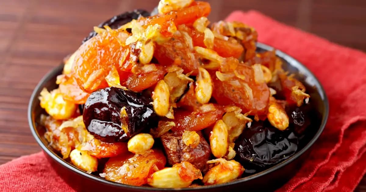 Un plat de tajine aux fruits secs